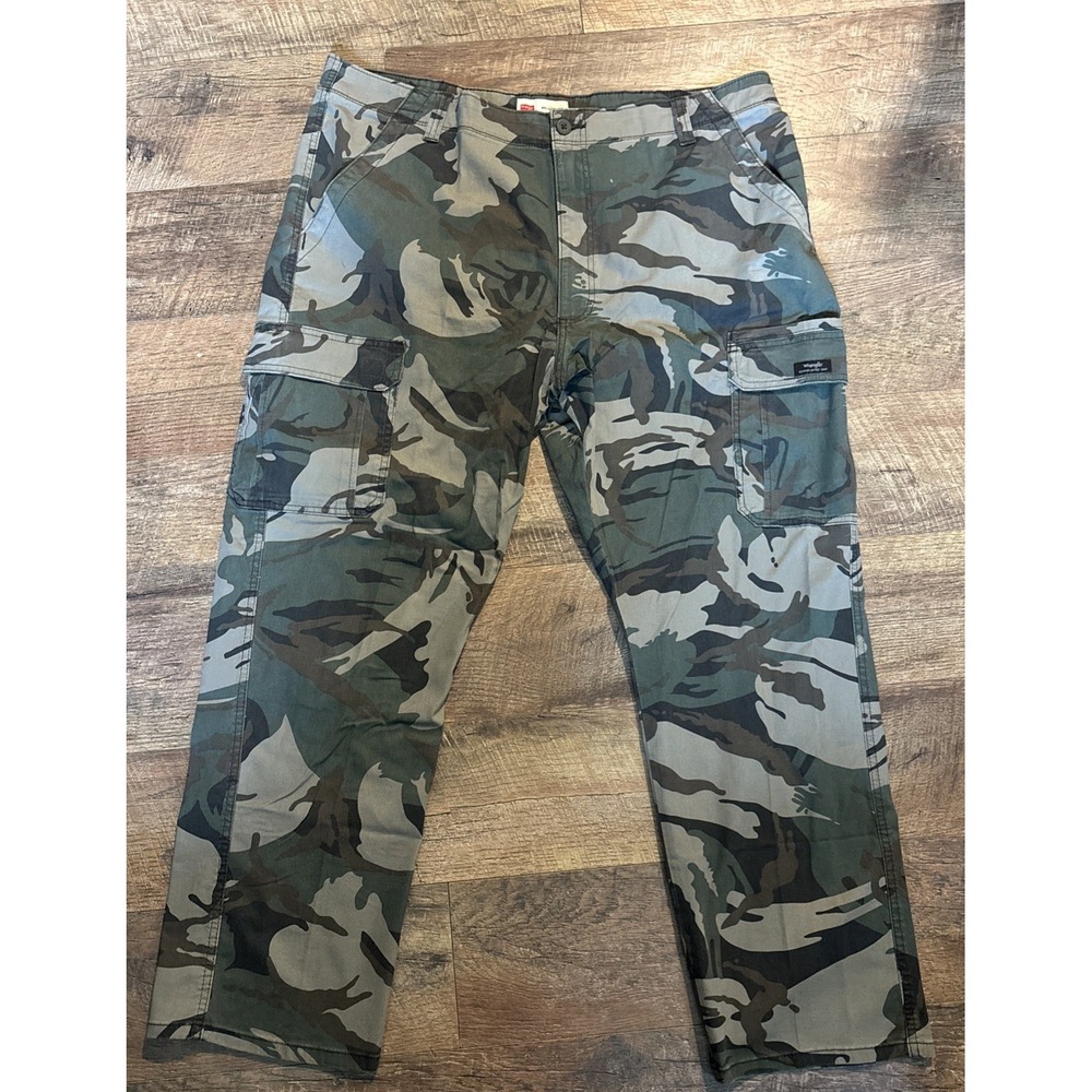 Mens NWT Wrangler 42x30 Relaxed Fit Cargo Pant with Stretch Green Brown Camo